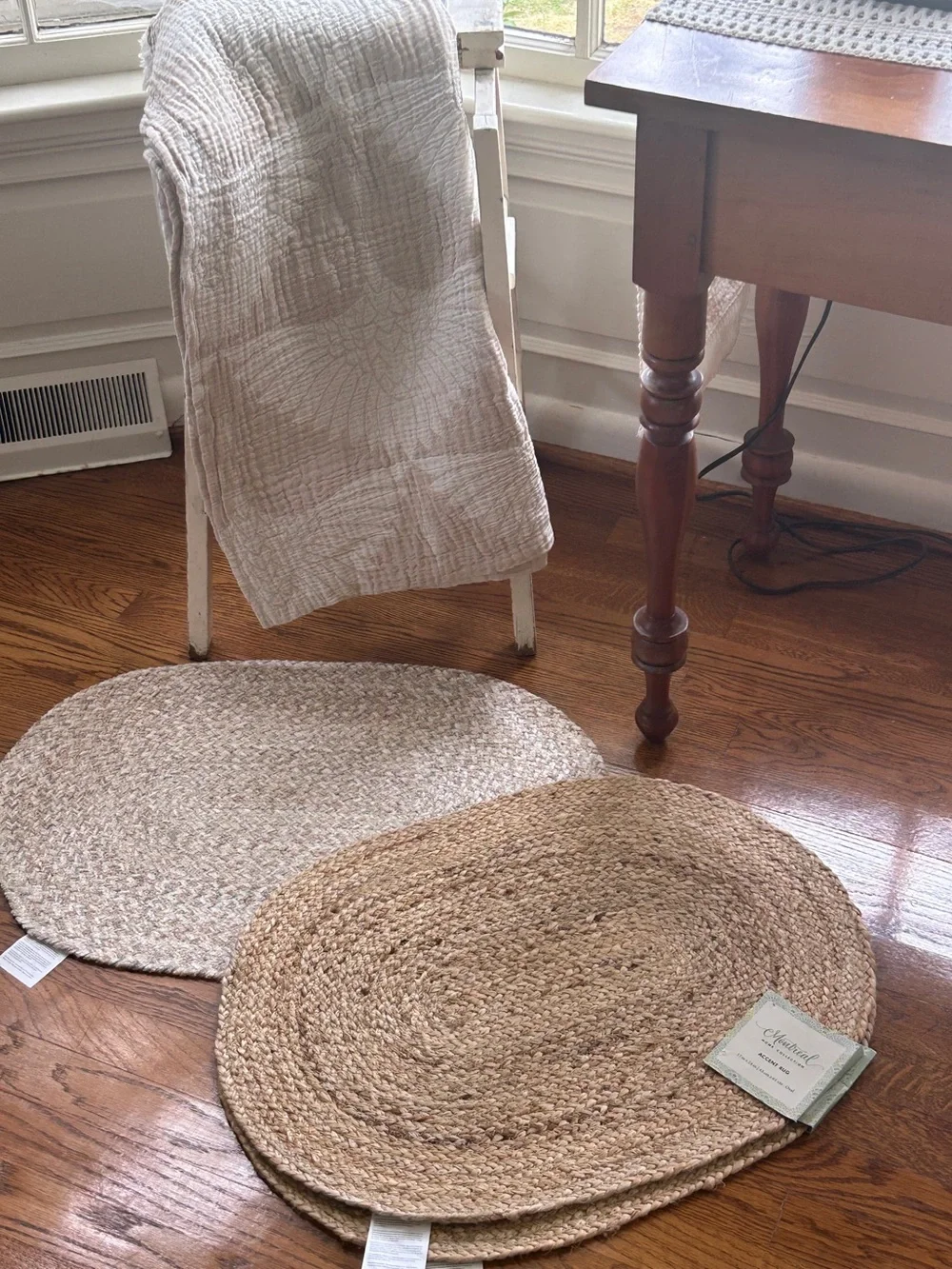 Montreal Oval Accent Rug Size 17 x 24 NEW!